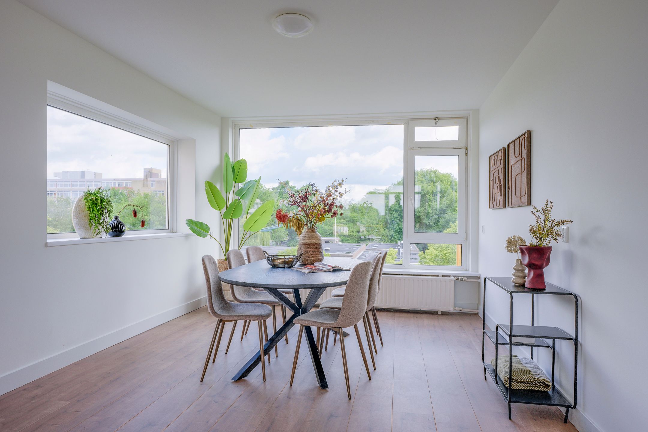Spacious corner apartment in Utrecht Overvecht with two balconies and free views — 9