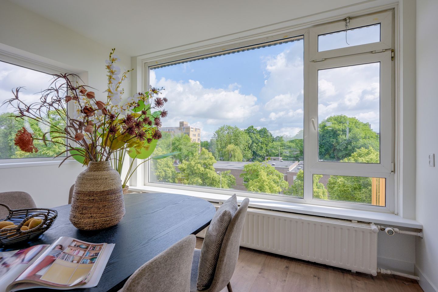 Spacious corner apartment in Utrecht Overvecht with two balconies and free views — 10