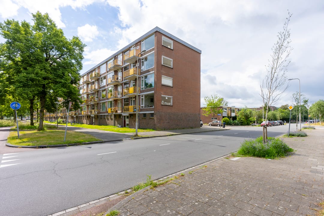 Spacious corner apartment in Utrecht Overvecht with two balconies and free views — 28