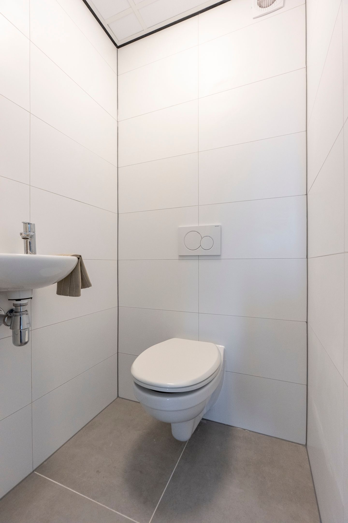 Spacious corner apartment in Utrecht Overvecht with two balconies and free views — 27