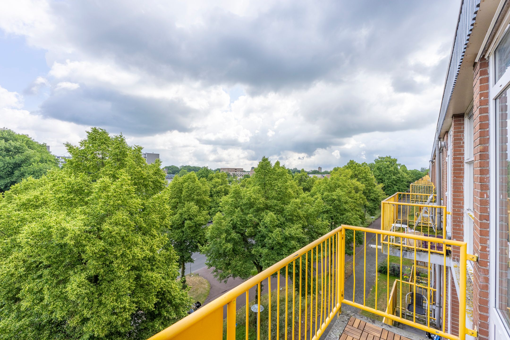 Spacious corner apartment in Utrecht Overvecht with two balconies and free views — 21