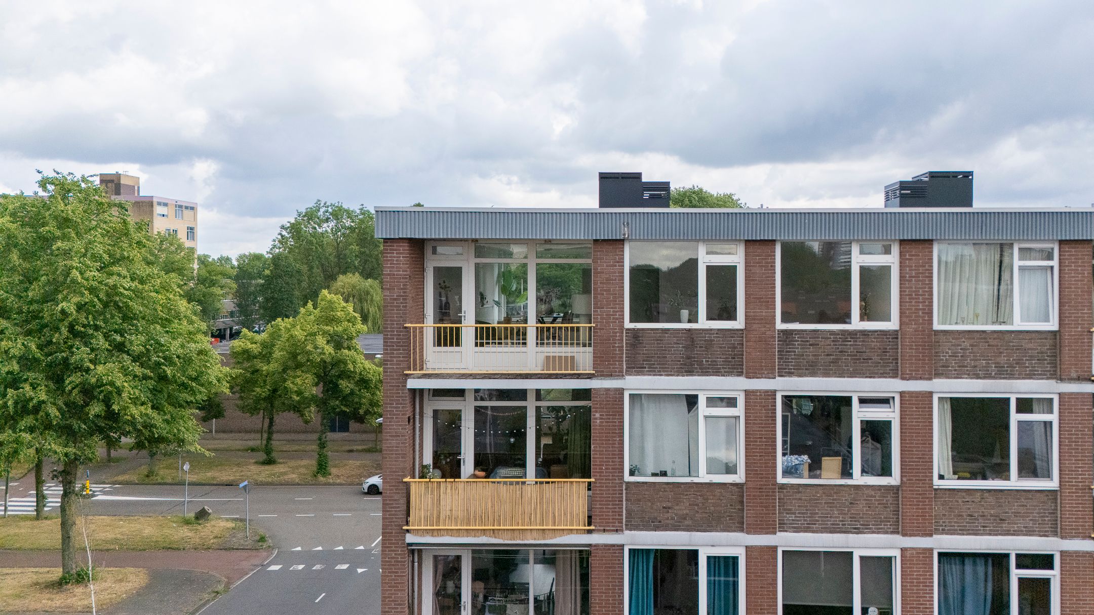 Spacious corner apartment in Utrecht Overvecht with two balconies and free views — 30