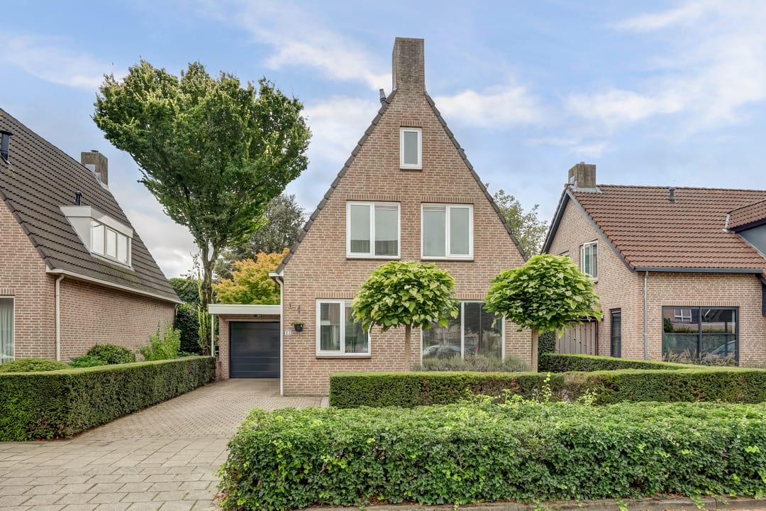 Spazioso casa familiare con giardino, garage e interno moderno