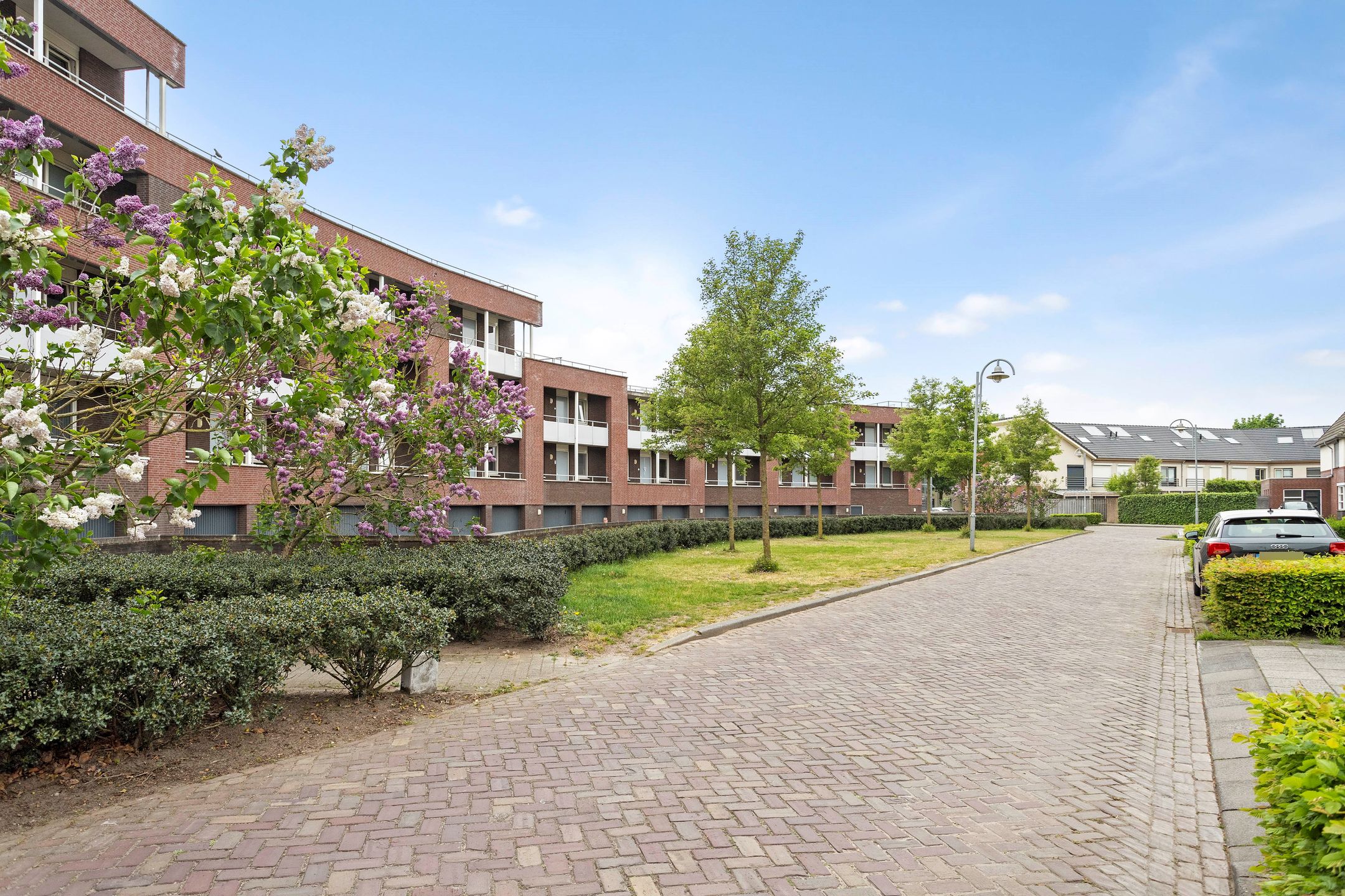 Modernized Corner Apartment with Balcony, Parking and Storage in Green Residential Area — 9