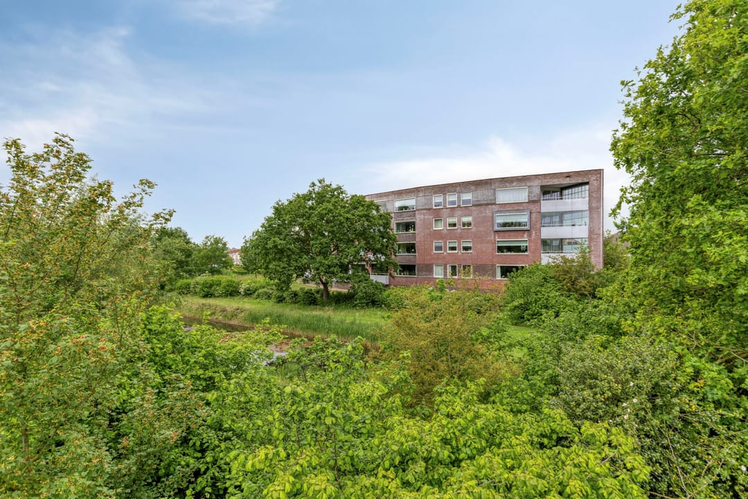 Modernized Corner Apartment with Balcony, Parking and Storage in Green Residential Area — 8
