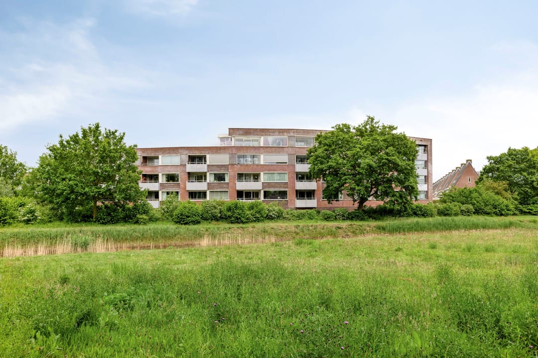 Modernized Corner Apartment with Balcony, Parking and Storage in Green Residential Area — 7