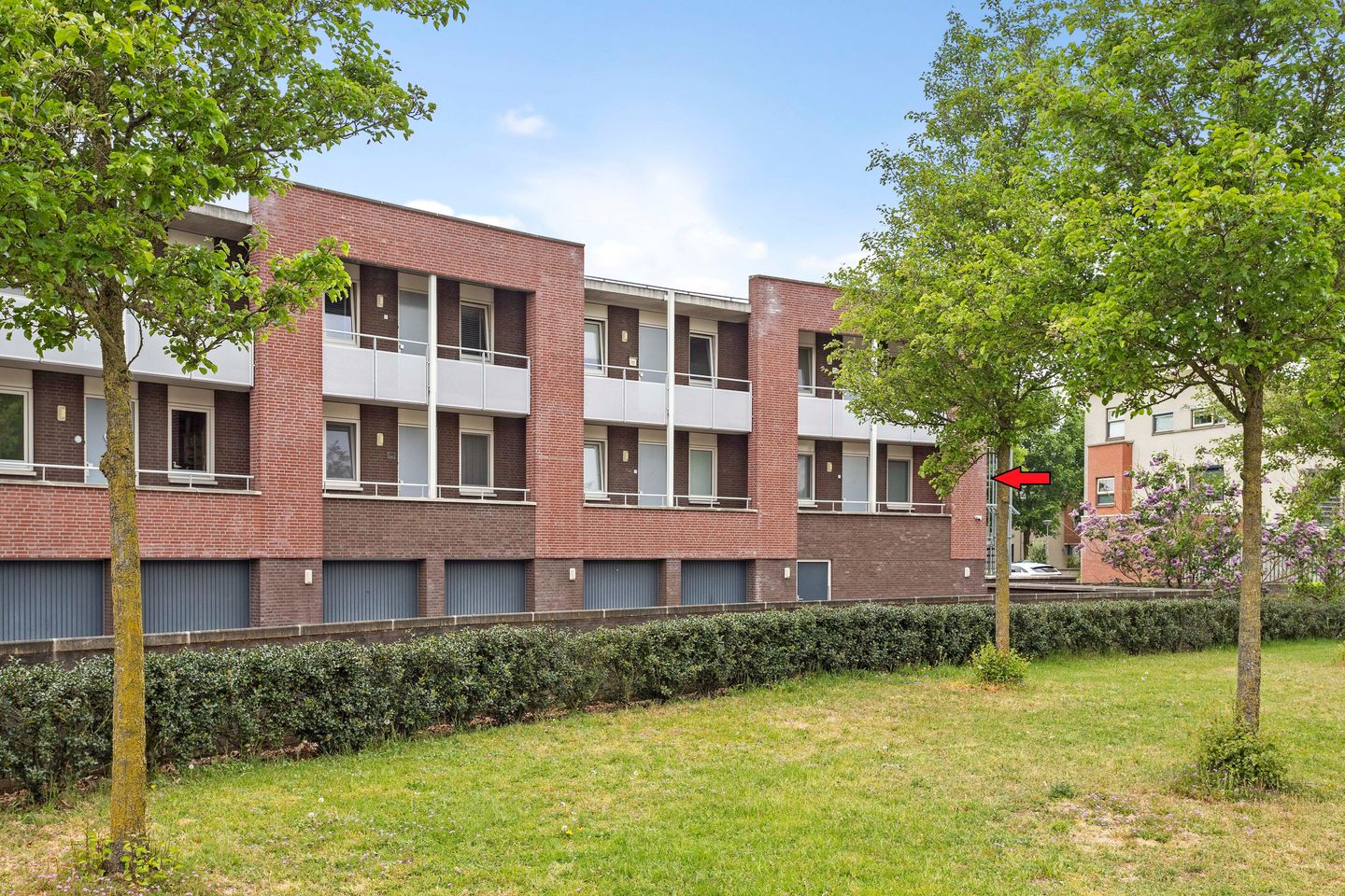 Modernized Corner Apartment with Balcony, Parking and Storage in Green Residential Area — 10