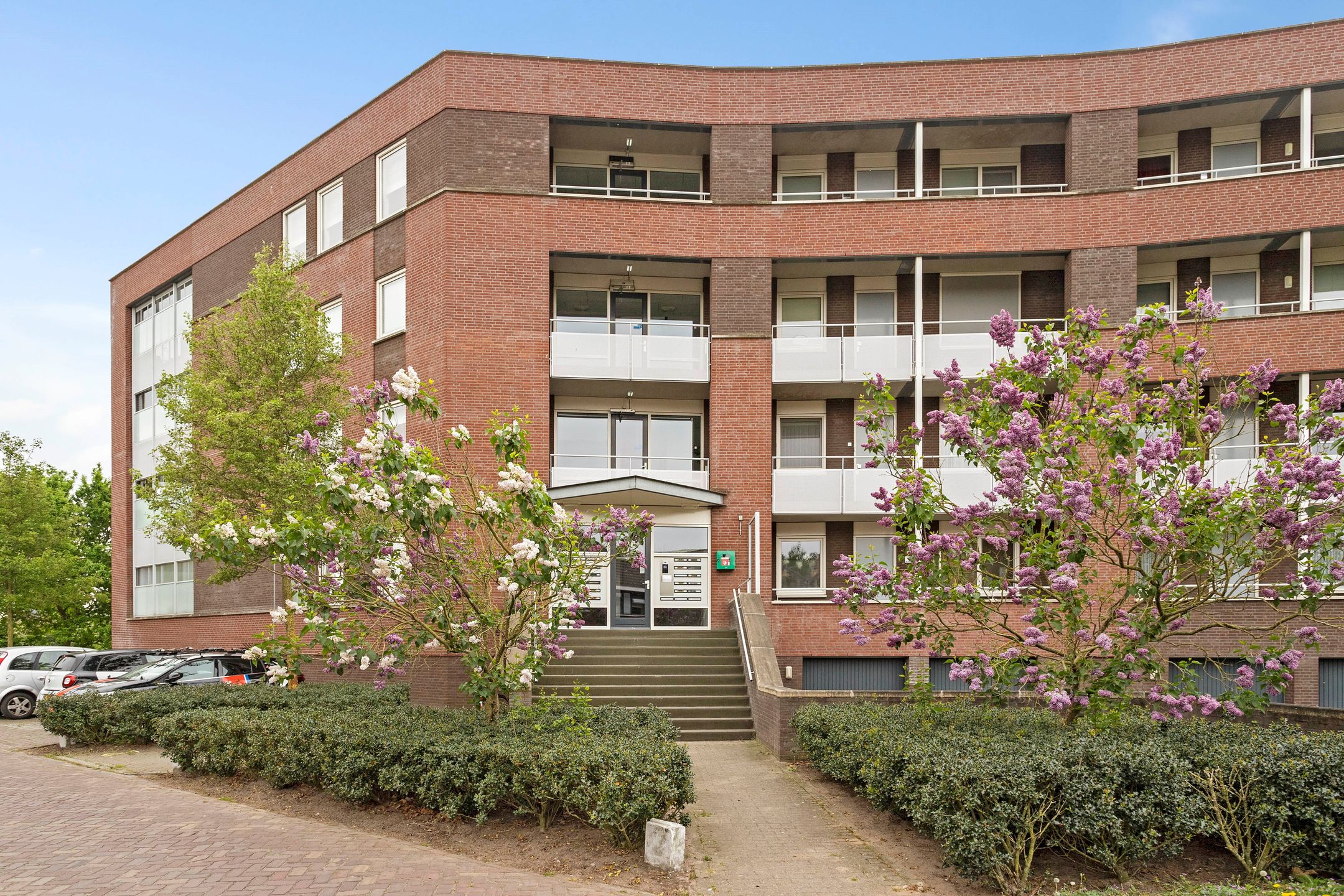 Modernized Corner Apartment with Balcony, Parking and Storage in Green Residential Area — 12