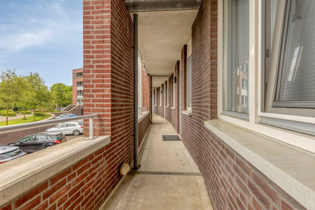 Modernized Corner Apartment with Balcony, Parking and Storage in Green Residential Area — 16