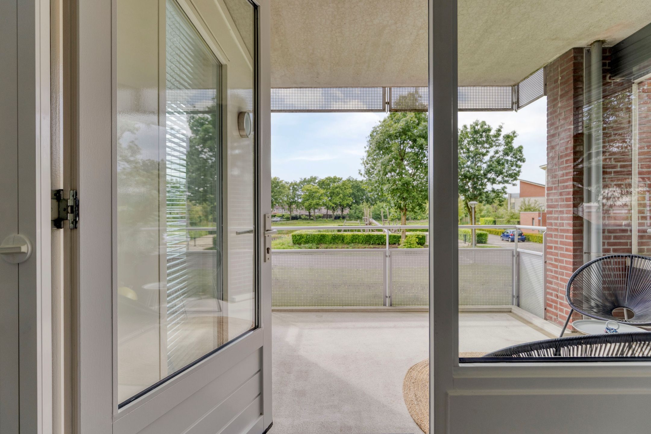 Modernized Corner Apartment with Balcony, Parking and Storage in Green Residential Area — 30