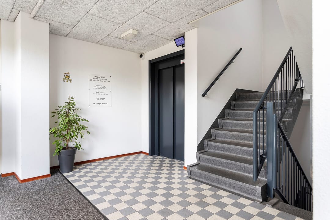Modernized Corner Apartment with Balcony, Parking and Storage in Green Residential Area — 13