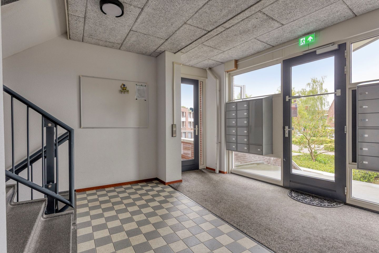 Modernized Corner Apartment with Balcony, Parking and Storage in Green Residential Area — 14