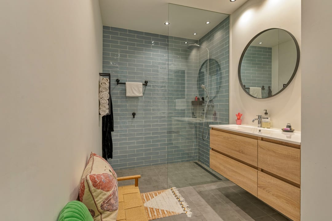 Modernized Corner Apartment with Balcony, Parking and Storage in Green Residential Area — 38