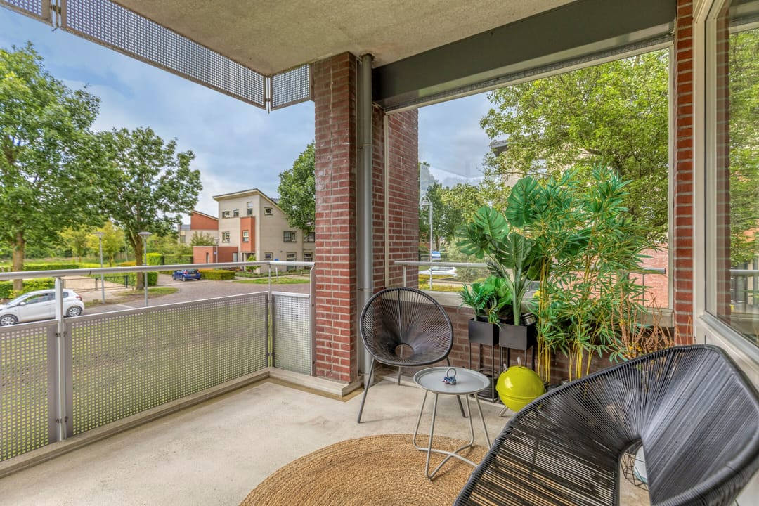 Modernized Corner Apartment with Balcony, Parking and Storage in Green Residential Area — 32