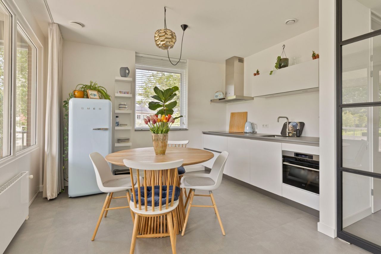 Modernized Corner Apartment with Balcony, Parking and Storage in Green Residential Area — 24