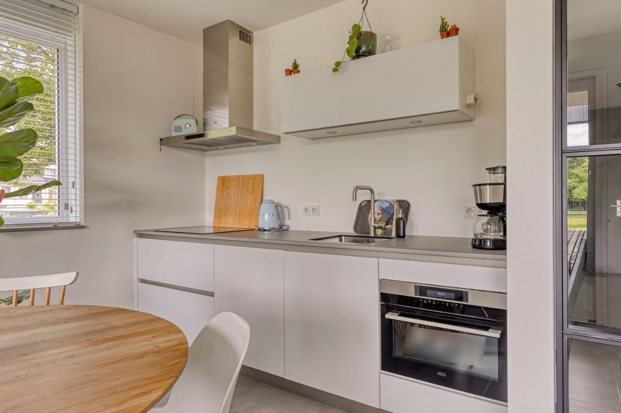 Modernized Corner Apartment with Balcony, Parking and Storage in Green Residential Area — 27