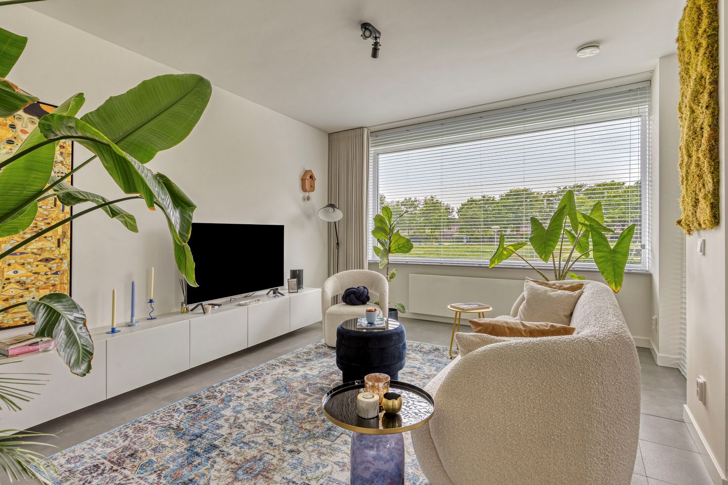 Modernized Corner Apartment with Balcony, Parking and Storage in Green Residential Area — 19
