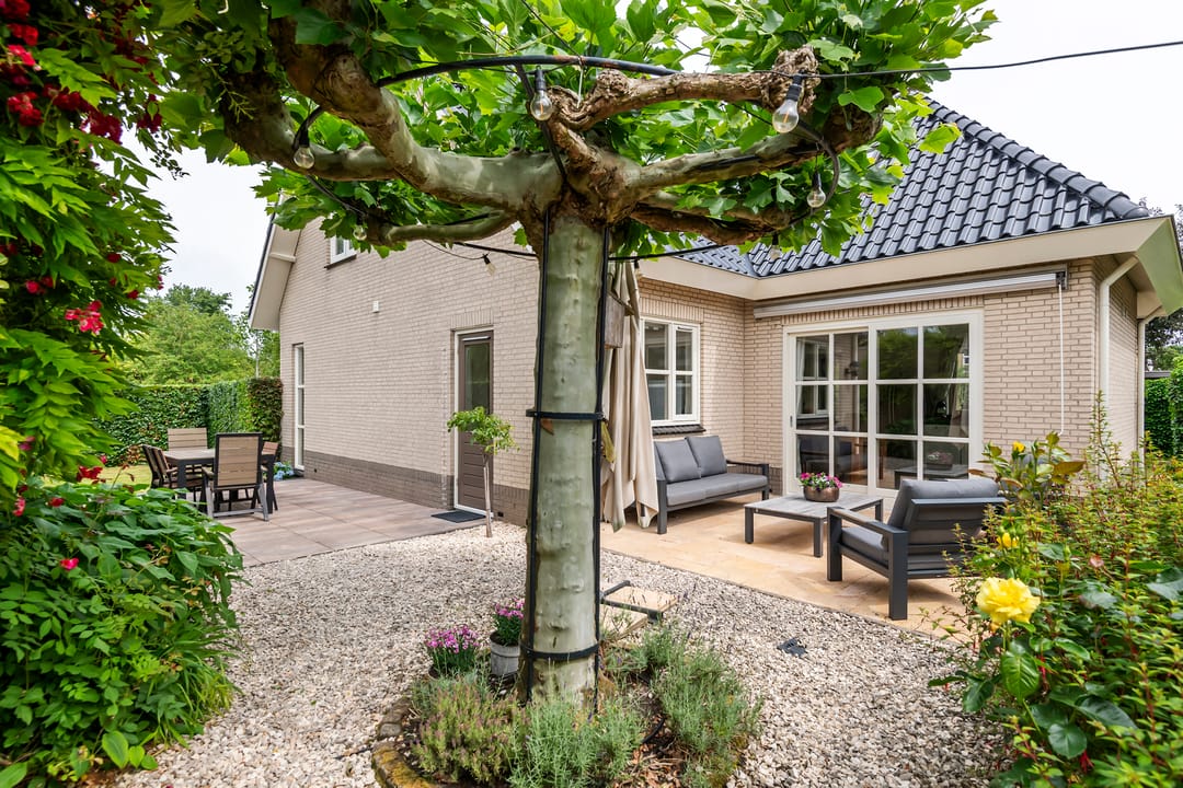 Elegant Freestanding Villa with Spacious Garden and Southern Terrace — 11