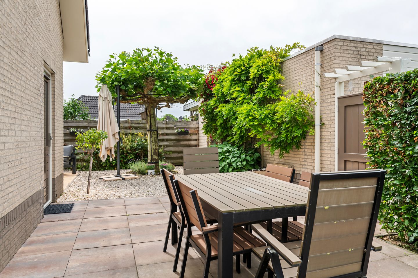 Elegant Freestanding Villa with Spacious Garden and Southern Terrace — 10