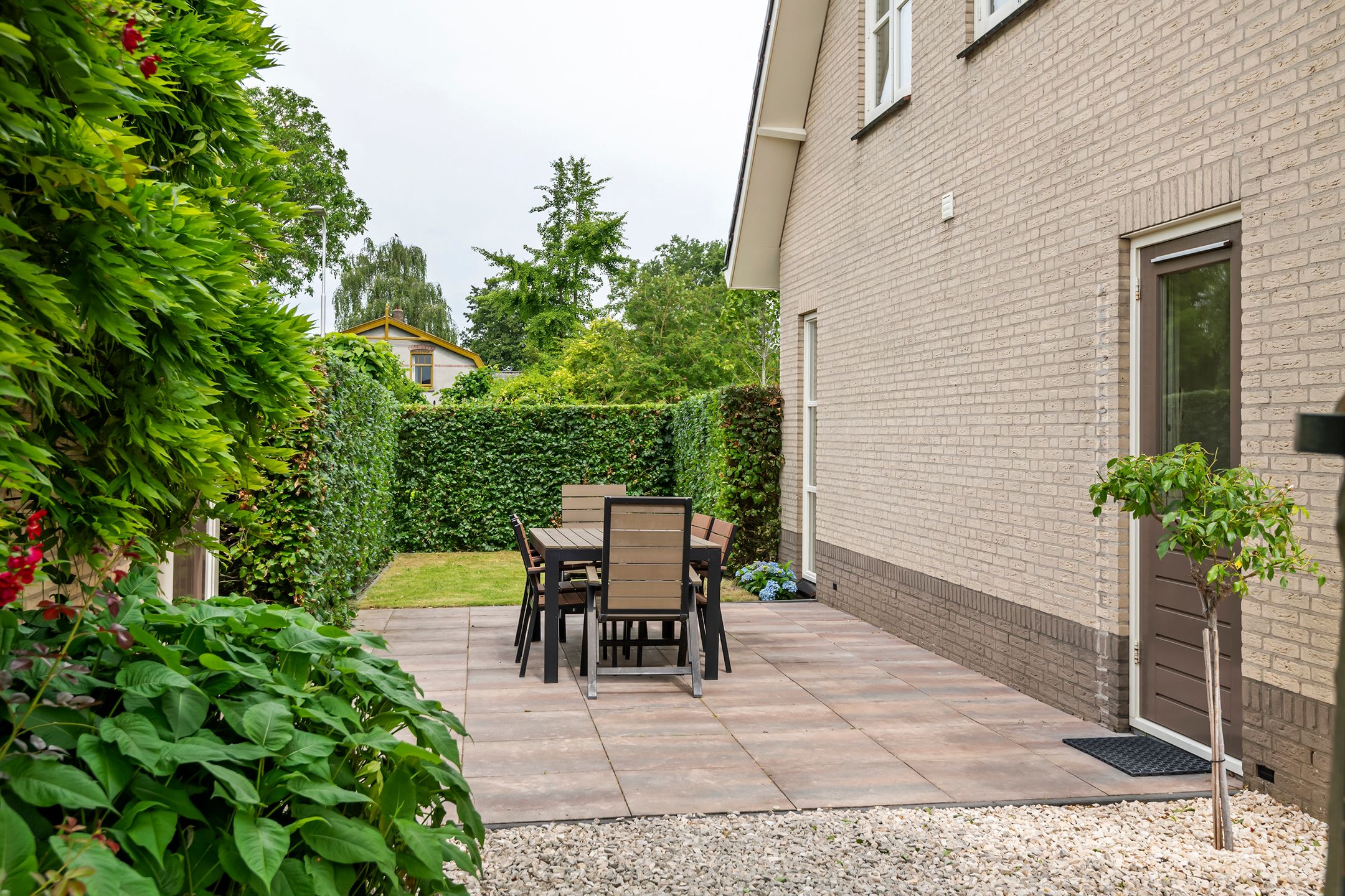 Elegant Freestanding Villa with Spacious Garden and Southern Terrace — 12