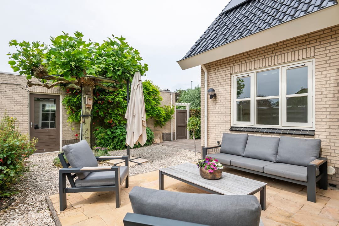Elegant Freestanding Villa with Spacious Garden and Southern Terrace — 13