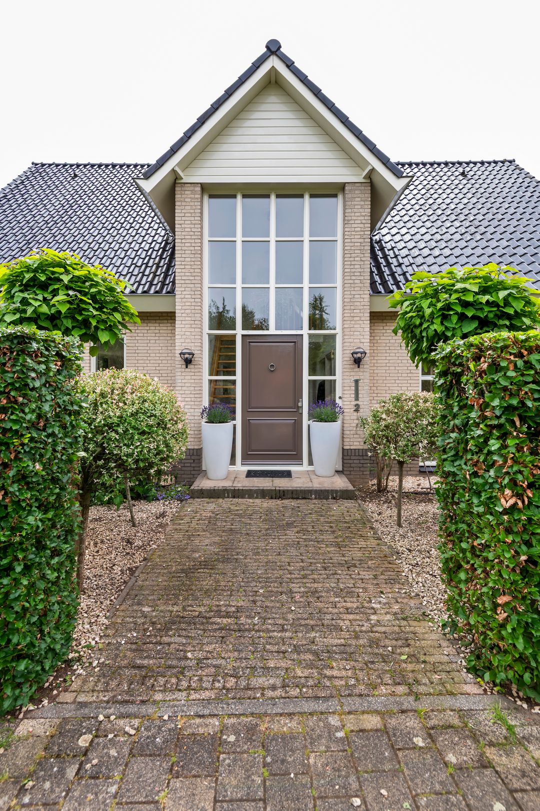 Elegant Freestanding Villa with Spacious Garden and Southern Terrace — 7