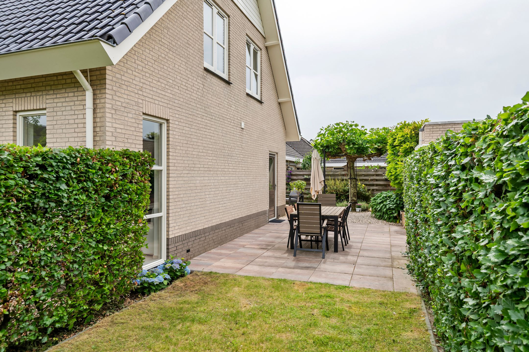 Elegant Freestanding Villa with Spacious Garden and Southern Terrace — 9
