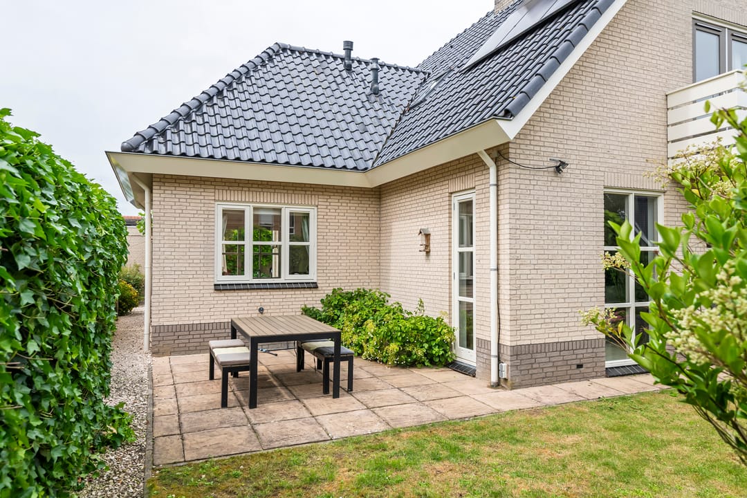 Elegant Freestanding Villa with Spacious Garden and Southern Terrace — 16