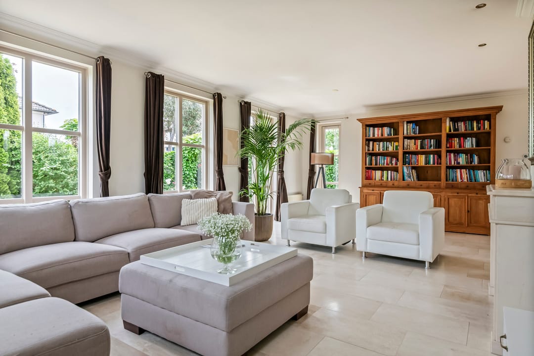 Elegant Freestanding Villa with Spacious Garden and Southern Terrace — 41