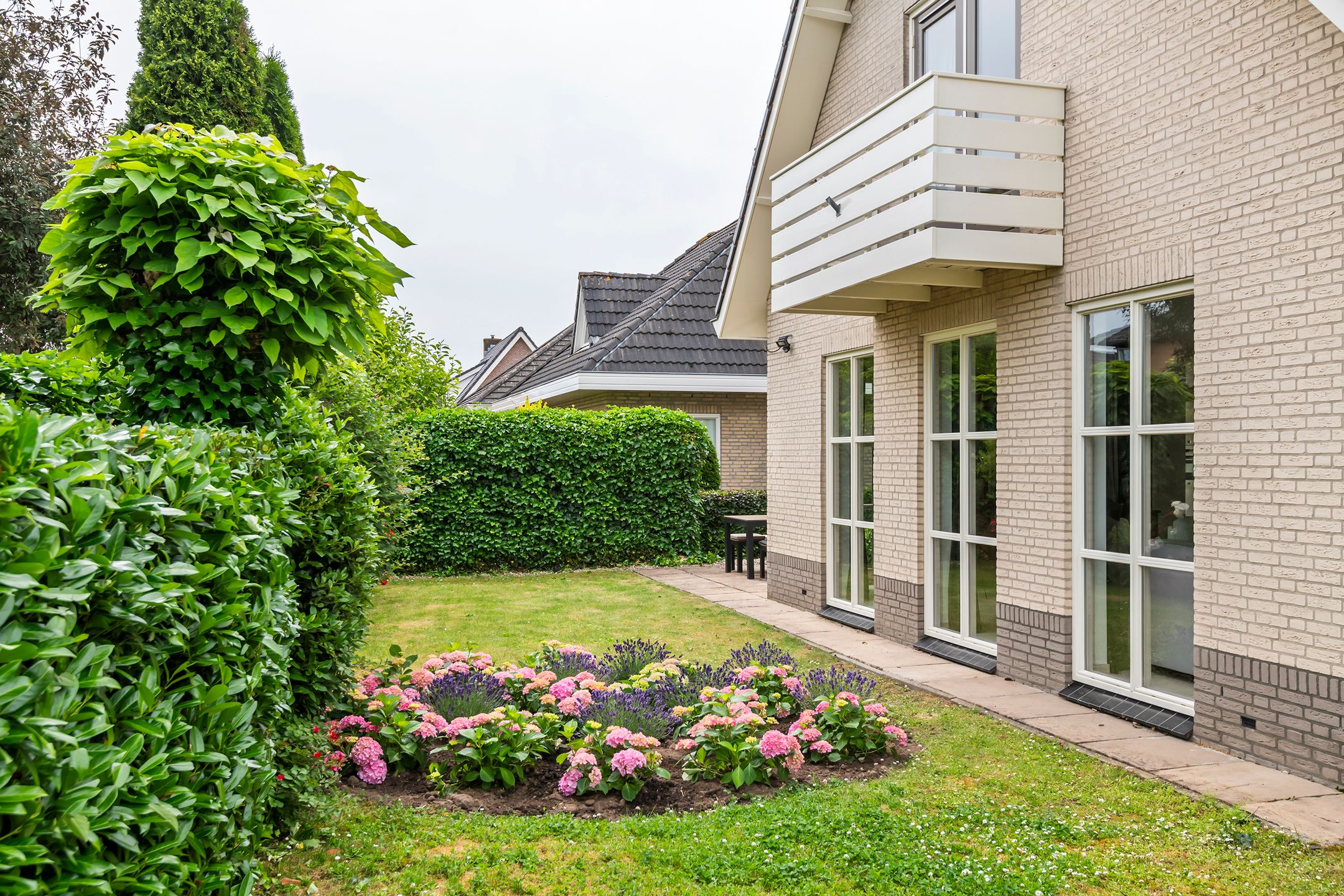 Elegant Freestanding Villa with Spacious Garden and Southern Terrace — 18