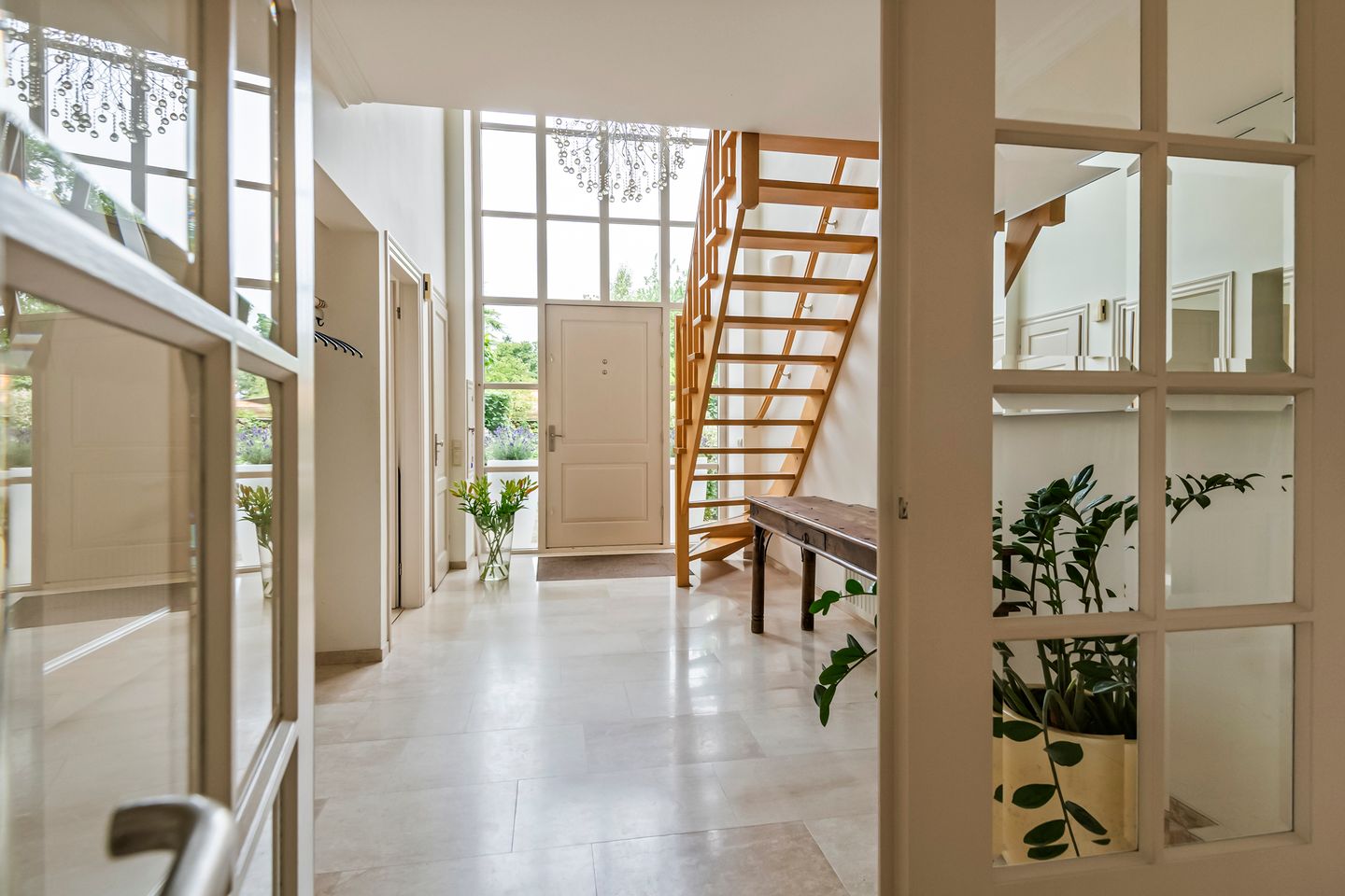 Elegant Freestanding Villa with Spacious Garden and Southern Terrace — 19