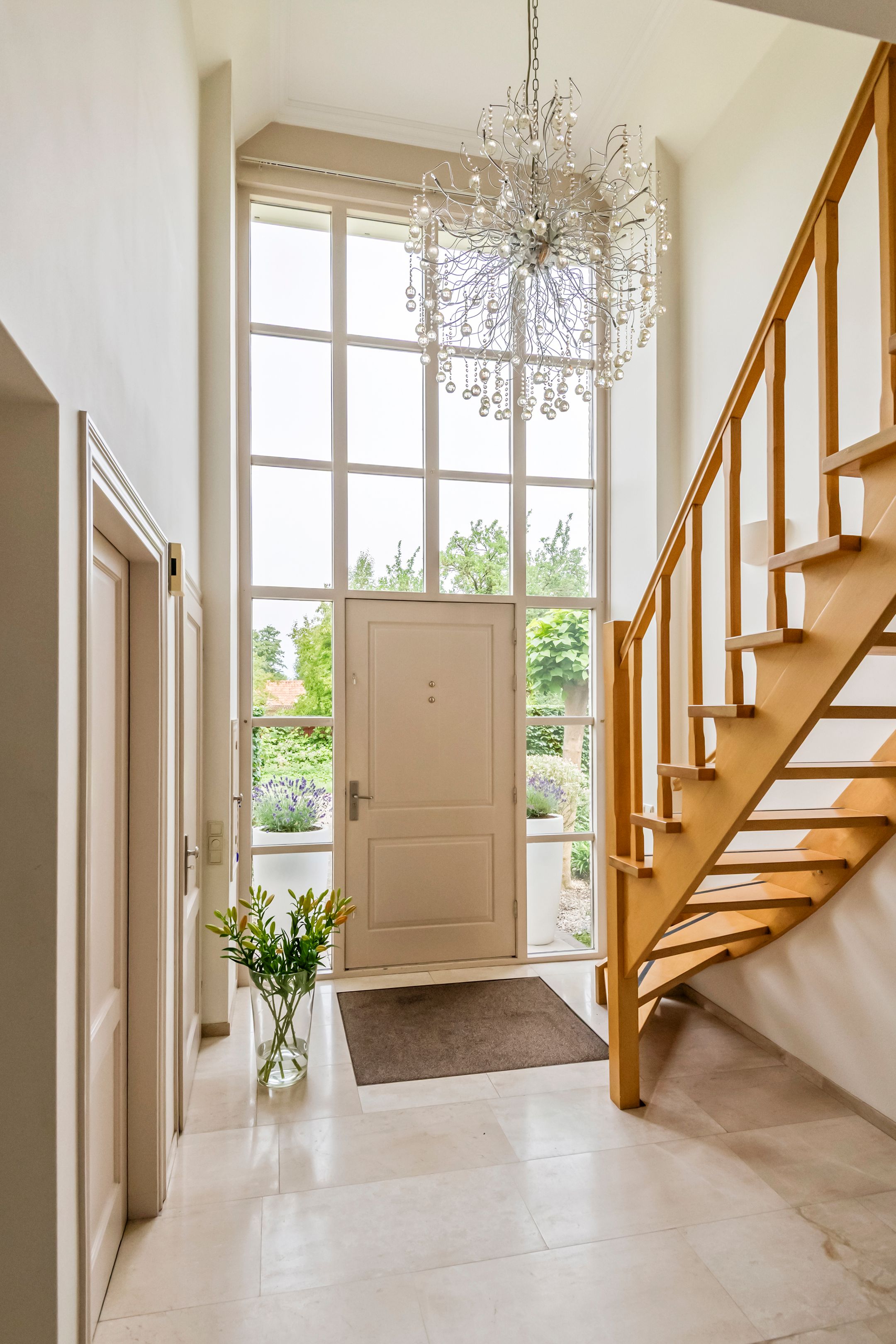 Elegant Freestanding Villa with Spacious Garden and Southern Terrace — 21