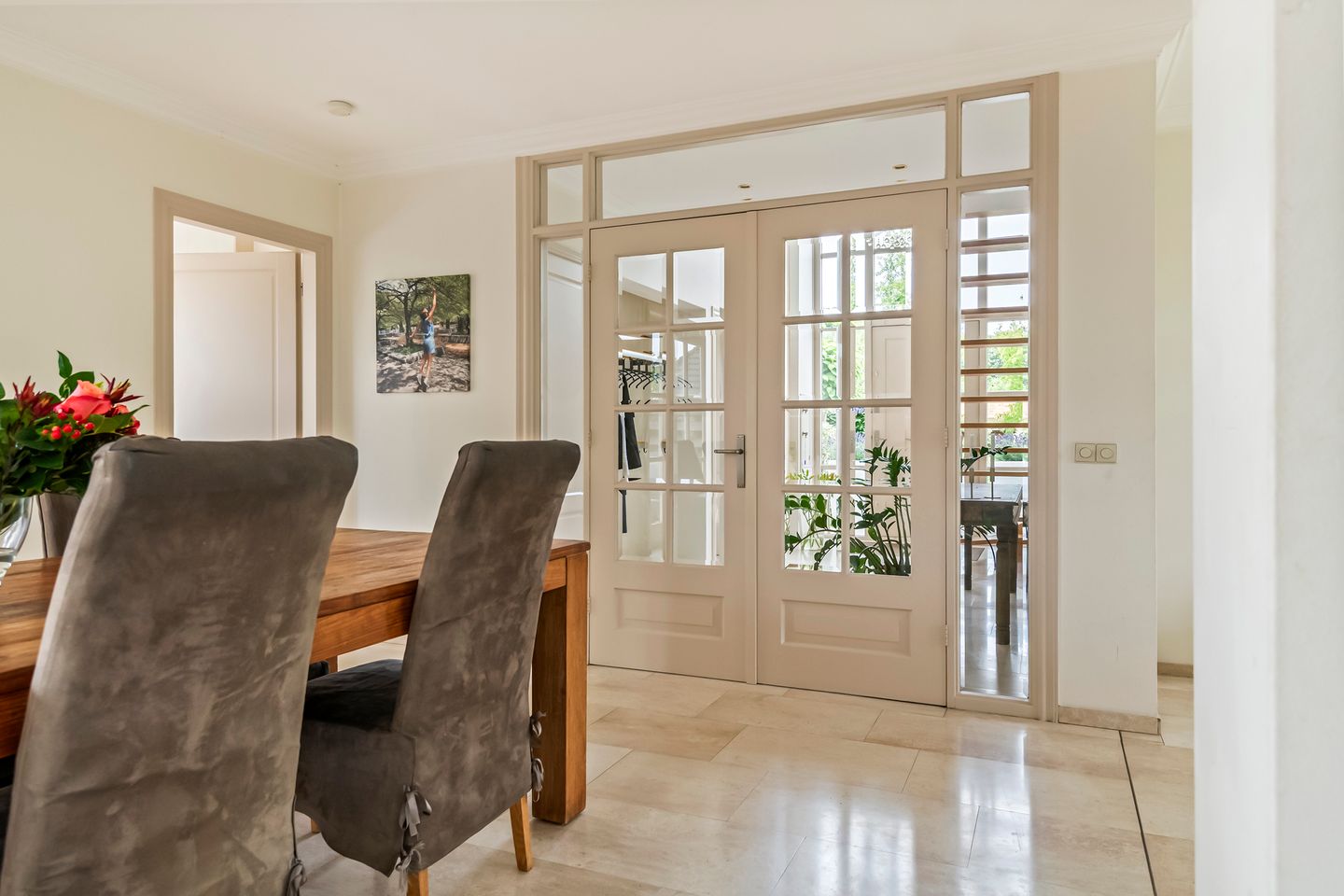 Elegant Freestanding Villa with Spacious Garden and Southern Terrace — 35