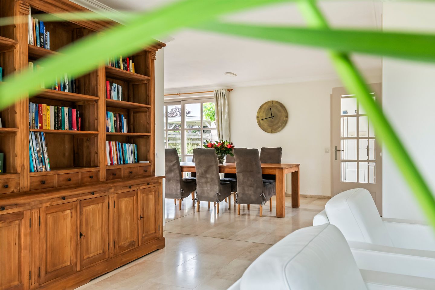 Elegant Freestanding Villa with Spacious Garden and Southern Terrace — 44