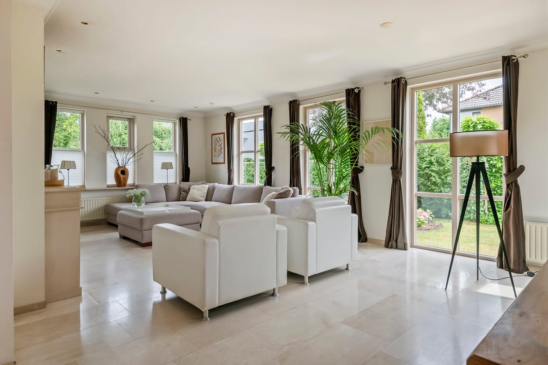Elegant Freestanding Villa with Spacious Garden and Southern Terrace — 37