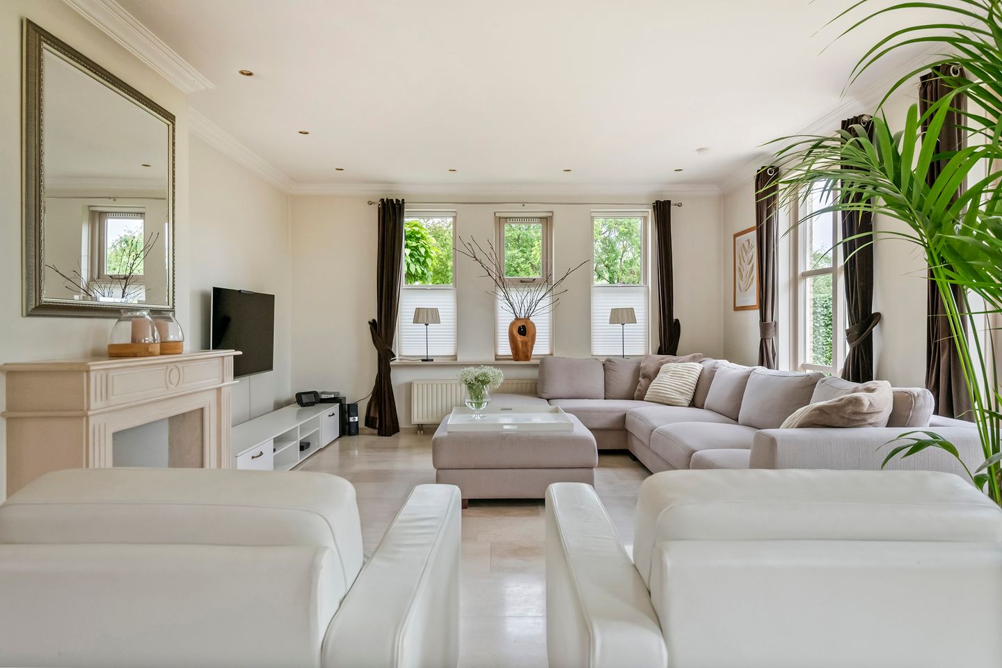 Elegant Freestanding Villa with Spacious Garden and Southern Terrace — 40