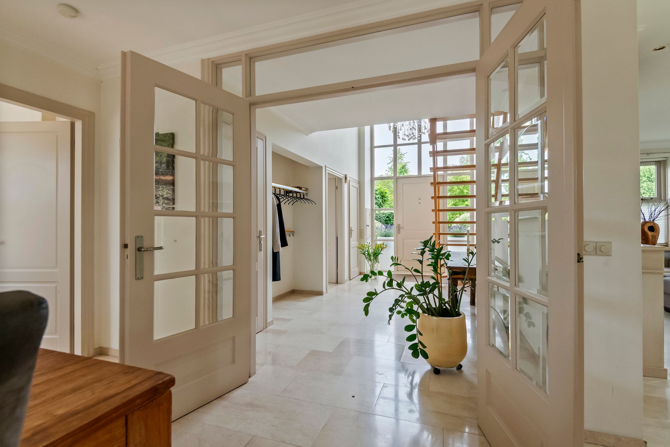 Elegant Freestanding Villa with Spacious Garden and Southern Terrace — 36