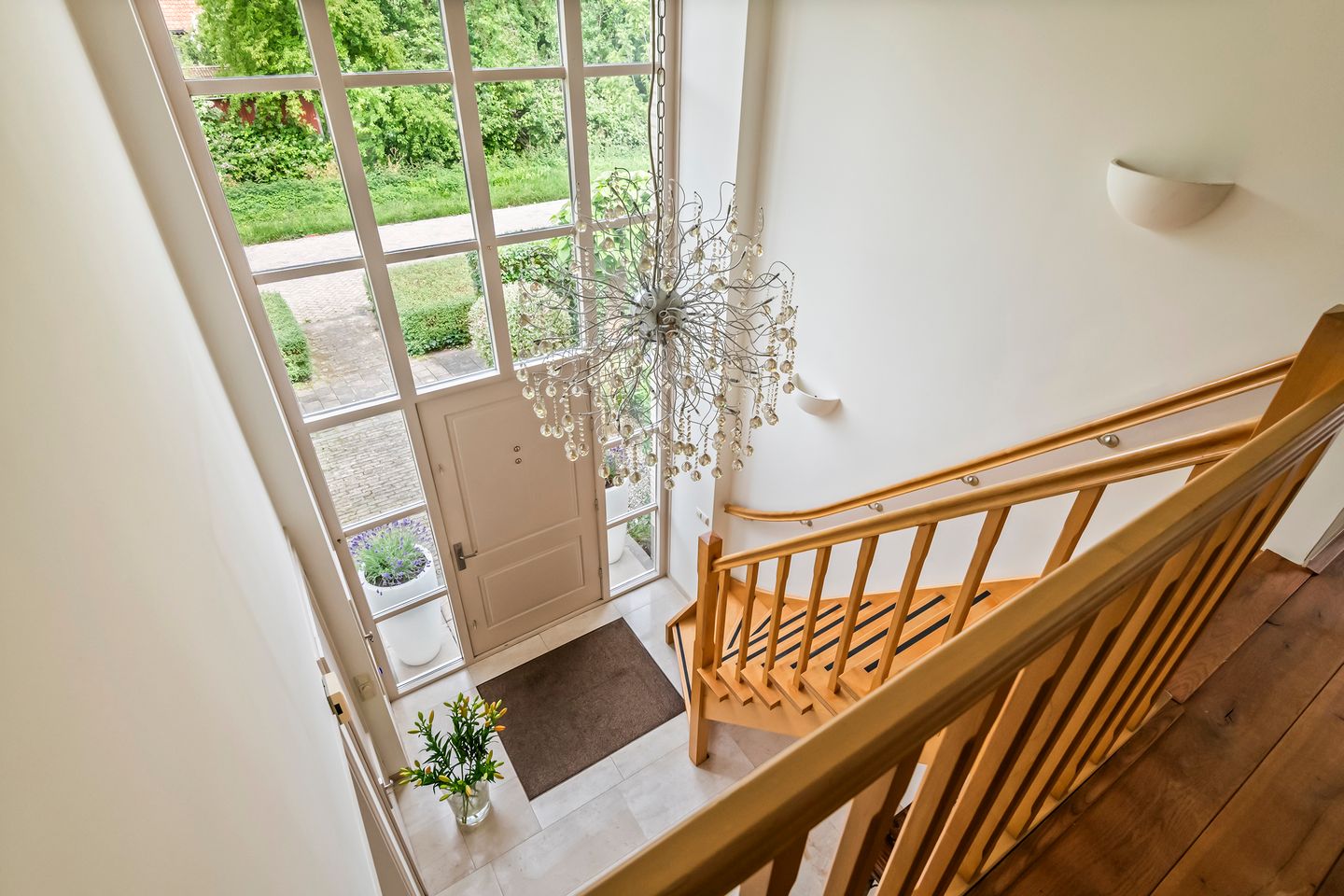 Elegant Freestanding Villa with Spacious Garden and Southern Terrace — 59
