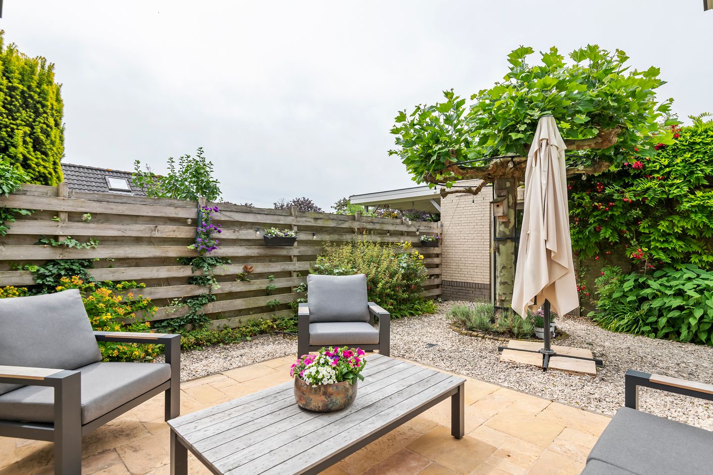 Elegant Freestanding Villa with Spacious Garden and Southern Terrace — 14