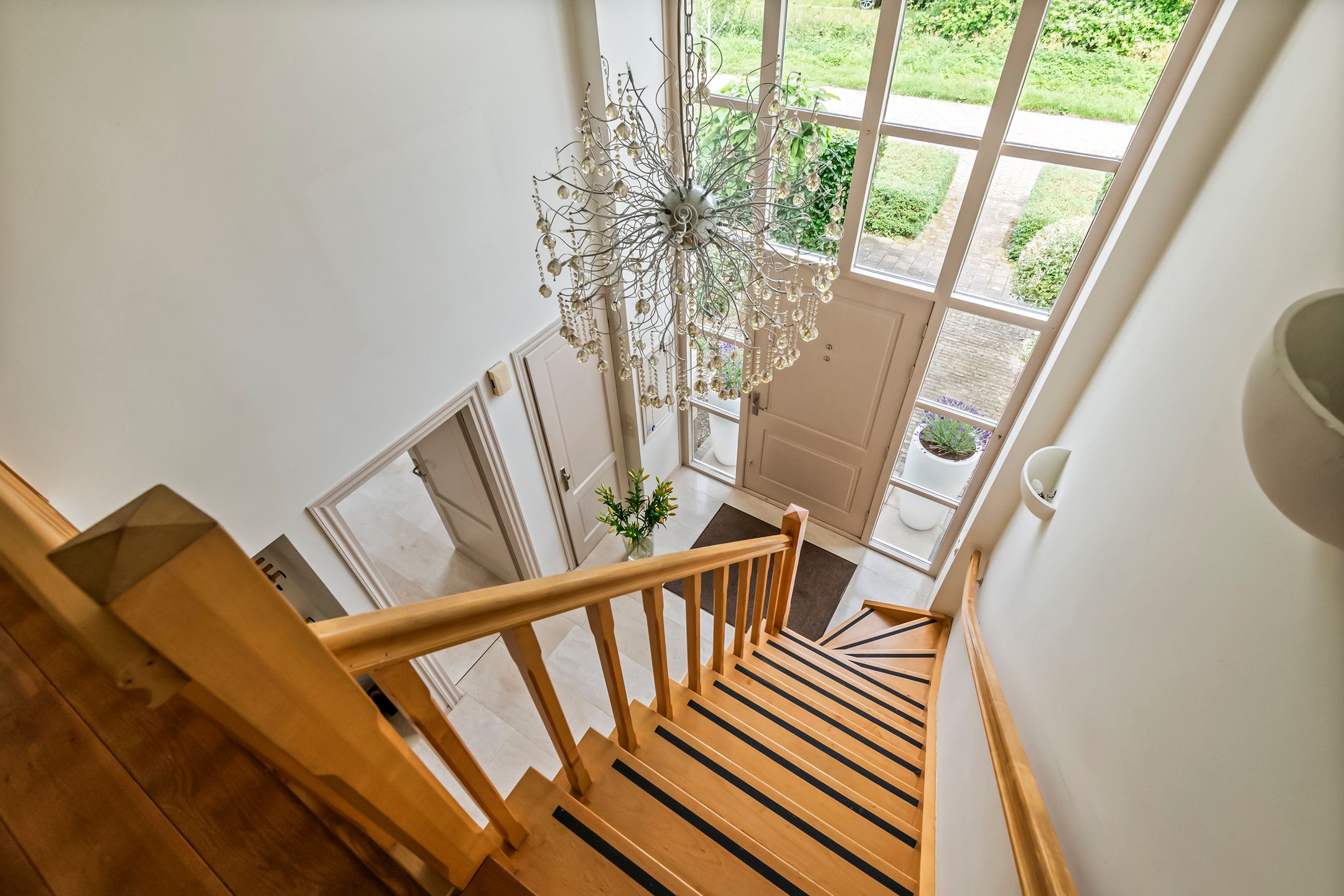 Elegant Freestanding Villa with Spacious Garden and Southern Terrace — 60