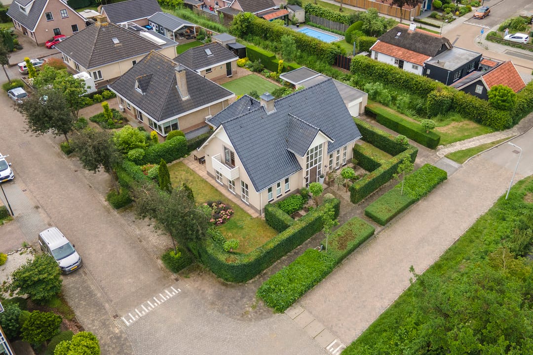Elegant Freestanding Villa with Spacious Garden and Southern Terrace — 73