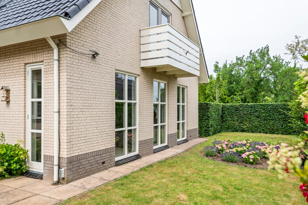 Elegant Freestanding Villa with Spacious Garden and Southern Terrace — 17