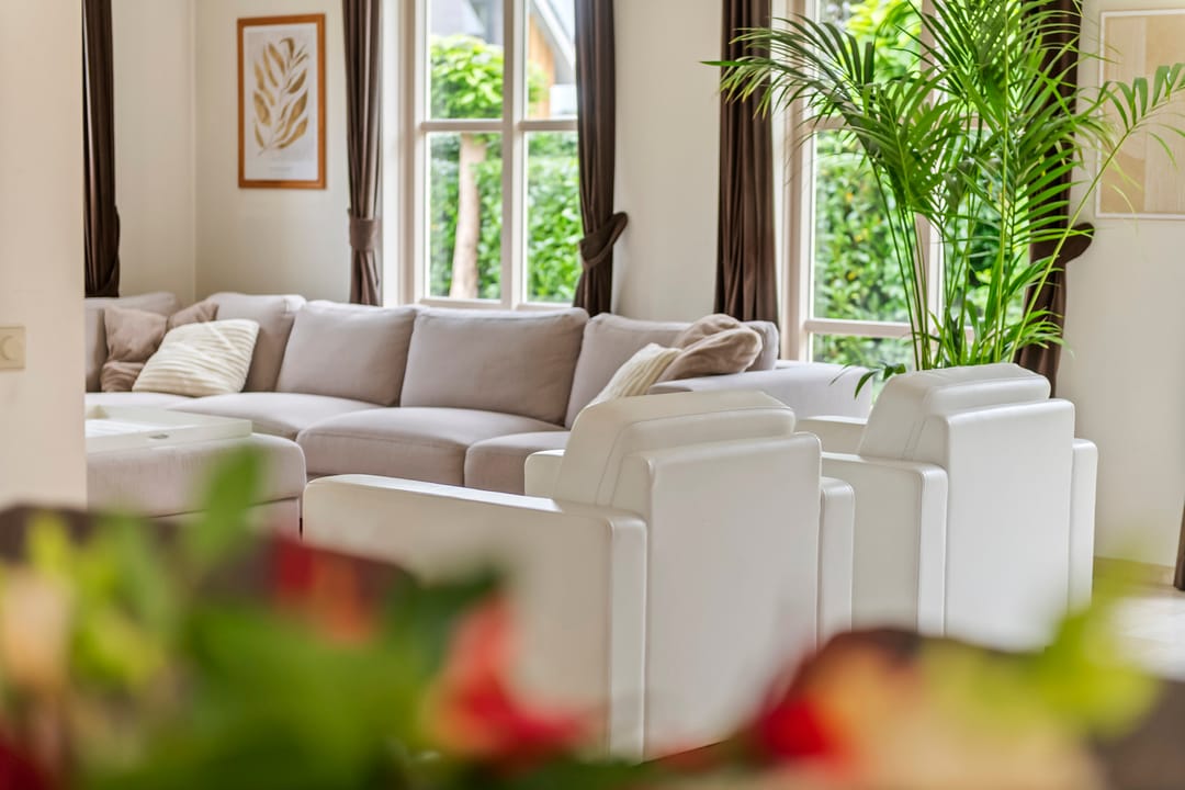 Elegant Freestanding Villa with Spacious Garden and Southern Terrace — 31
