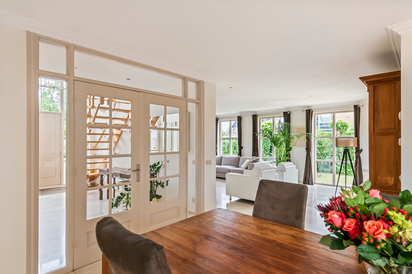Elegant Freestanding Villa with Spacious Garden and Southern Terrace — 34