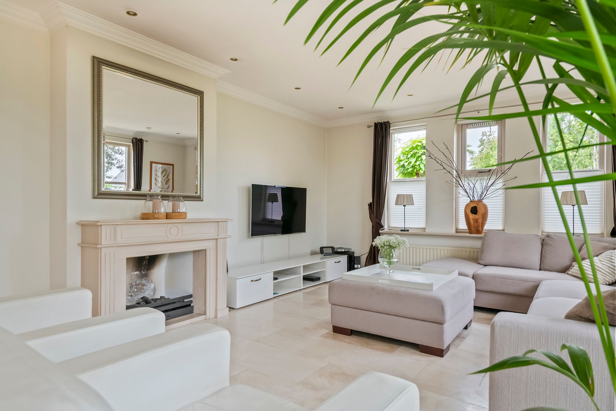 Elegant Freestanding Villa with Spacious Garden and Southern Terrace — 42
