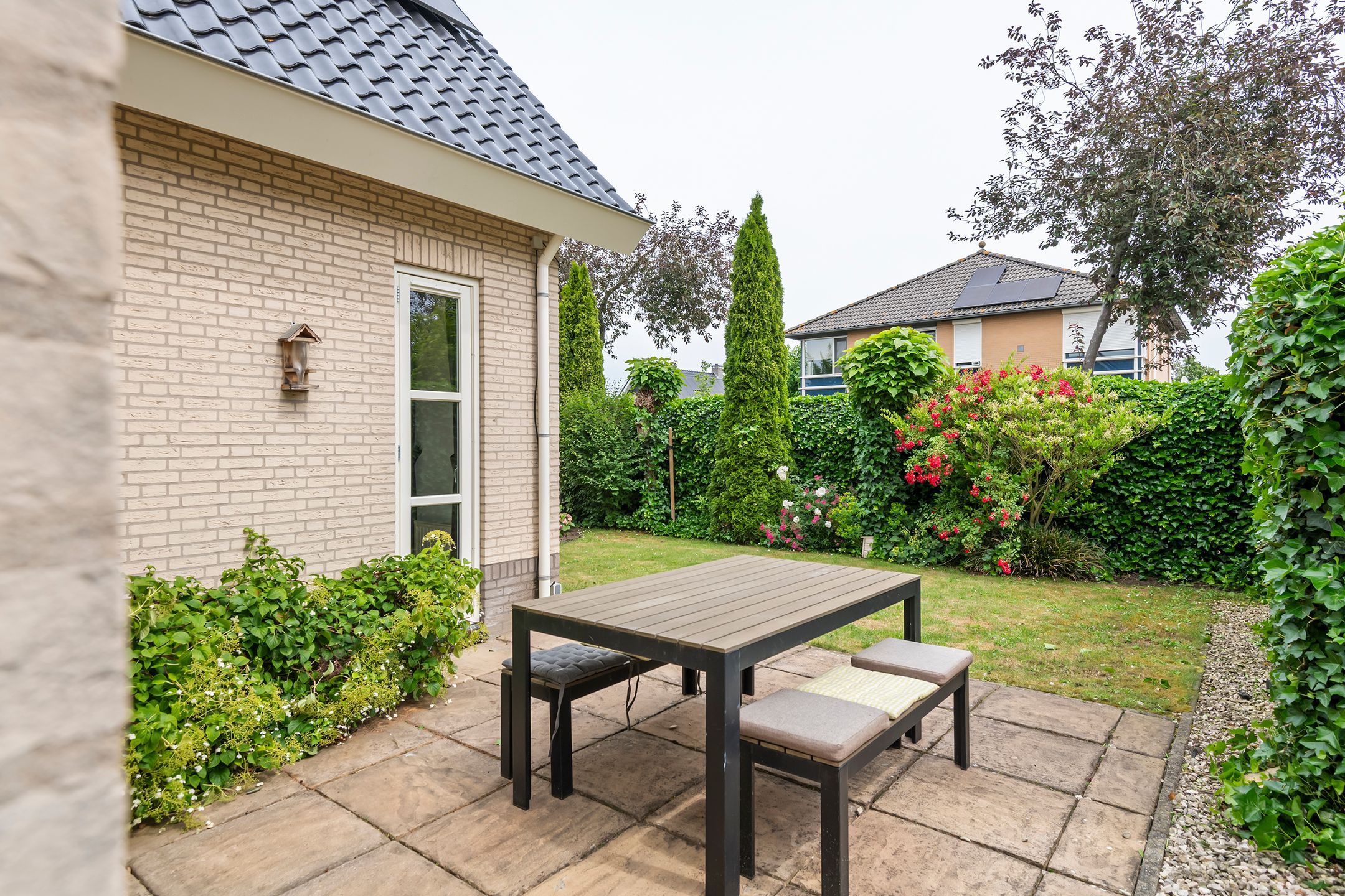 Elegant Freestanding Villa with Spacious Garden and Southern Terrace — 15