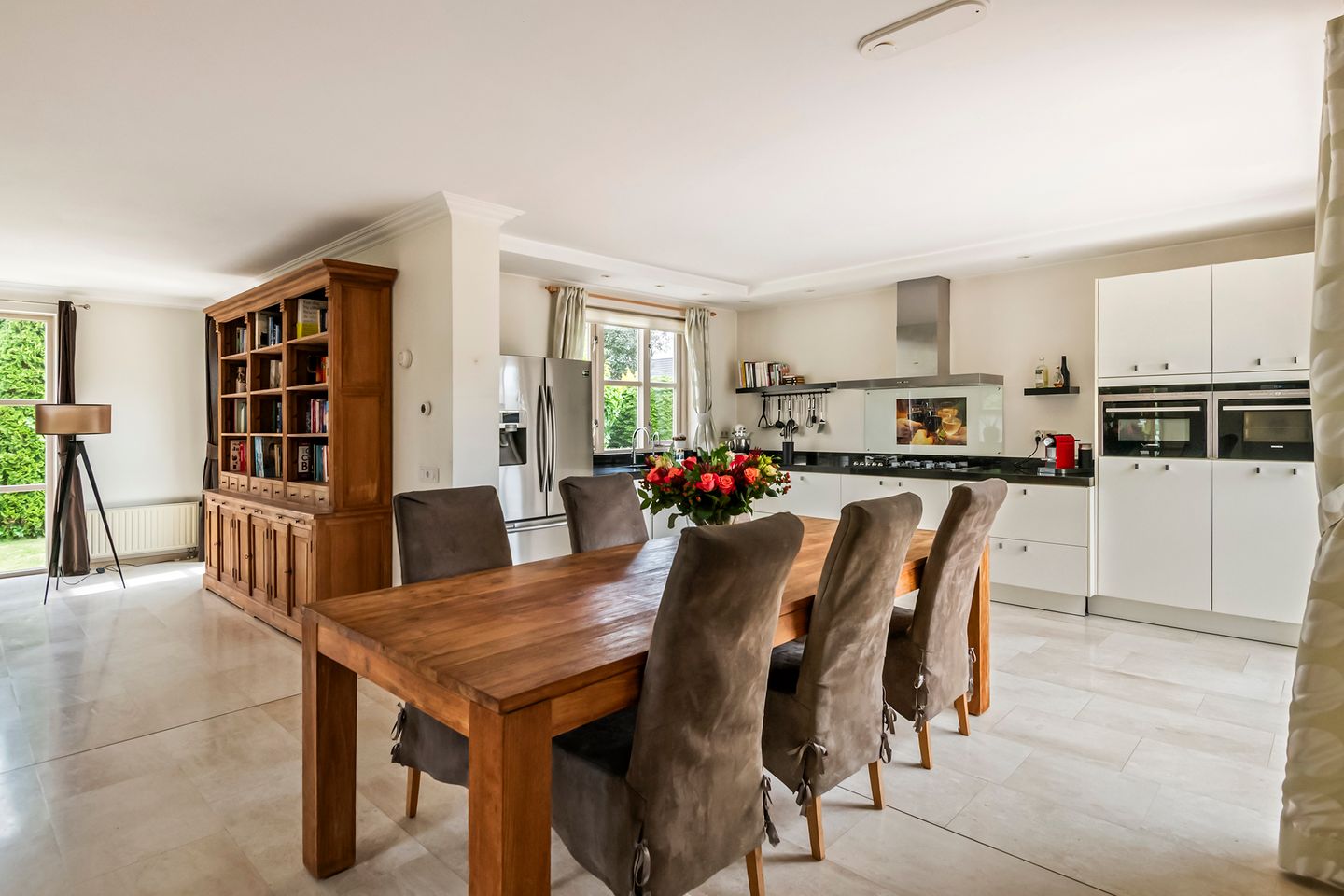 Elegant Freestanding Villa with Spacious Garden and Southern Terrace — 25