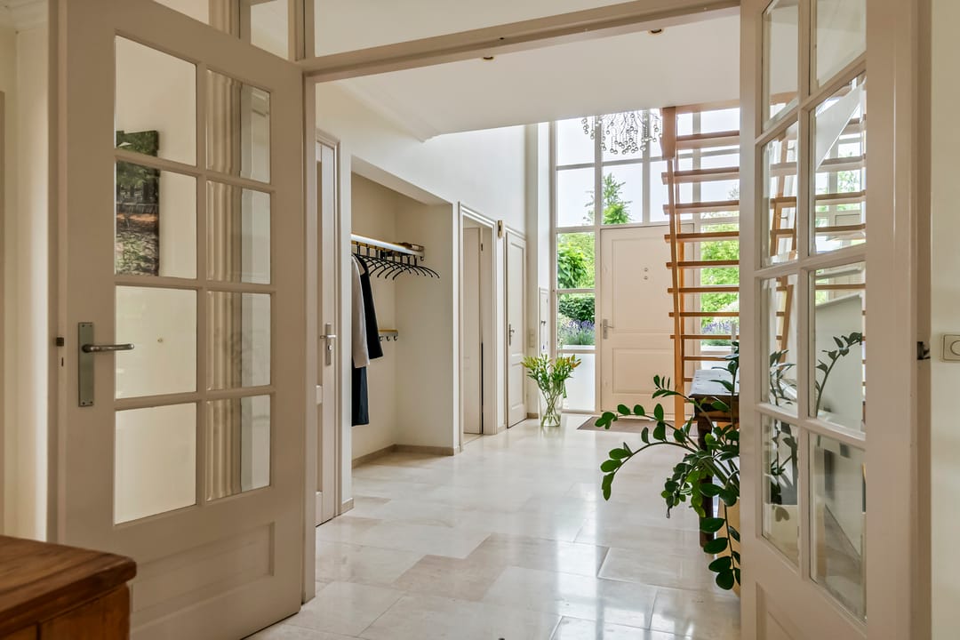 Elegant Freestanding Villa with Spacious Garden and Southern Terrace — 38