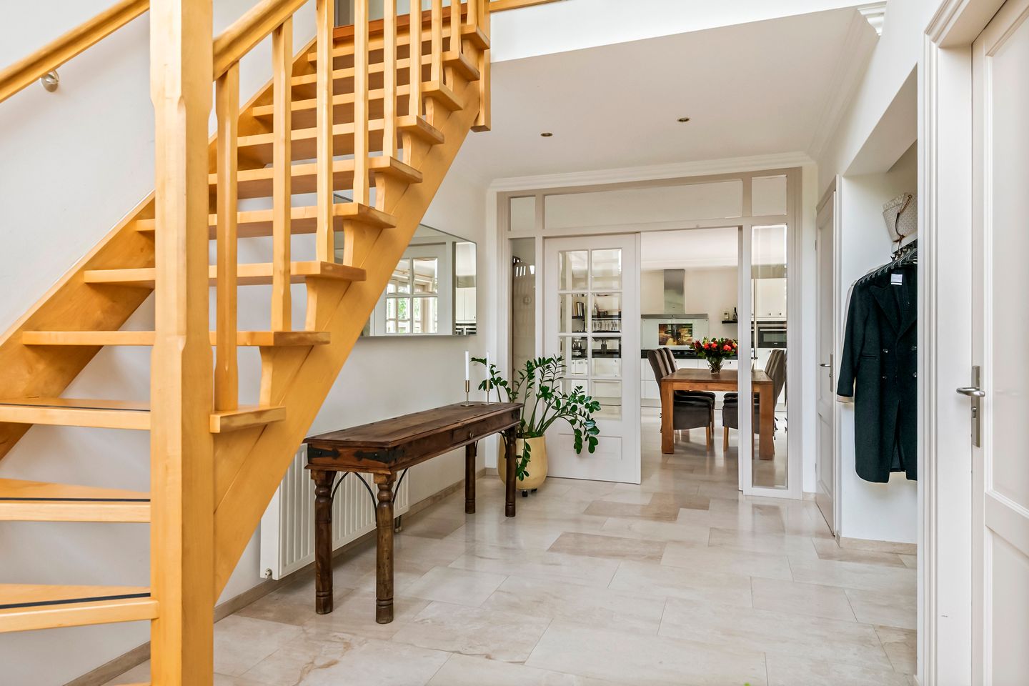 Elegant Freestanding Villa with Spacious Garden and Southern Terrace — 20