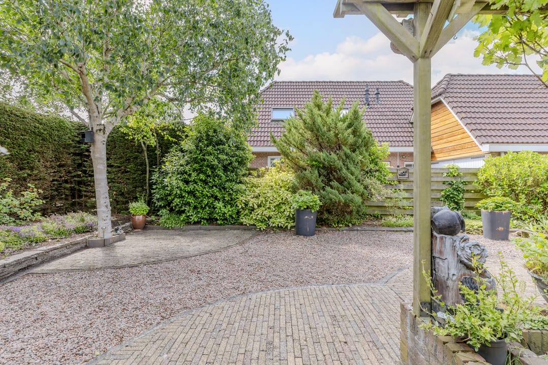 Spacious Detached Home with Green Views and Four Bedrooms — 41